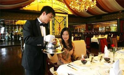 學習不好長大就當服務(wù)員？做餐飲的太冤了！