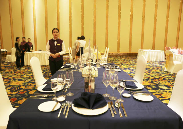 弘揚工匠精神，彰顯服務(wù)情懷——餐飲服務(wù)技能比武側(cè)記